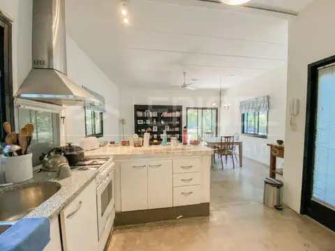 Casa 4 ambientes con 2 baños