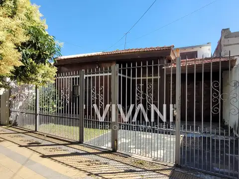 VENTA  CASA 3 dorm con fondo  123 entre 63 bis y 64, Berisso