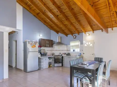 Casa 4 ambientes con 2 baños