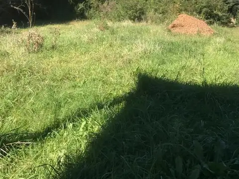 Muy cerca de la entrada del barrio