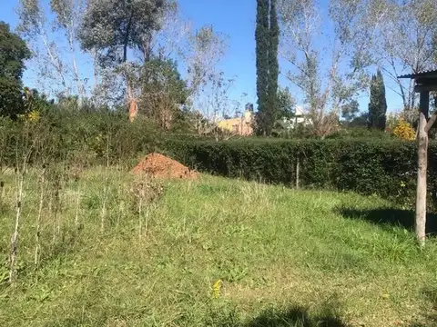 Muy cerca de la entrada del barrio