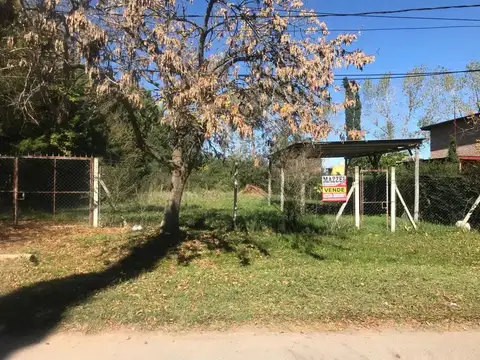 Muy cerca de la entrada del barrio