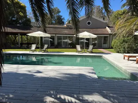 Espectacular casa con casa de huéspedes y lote opcional