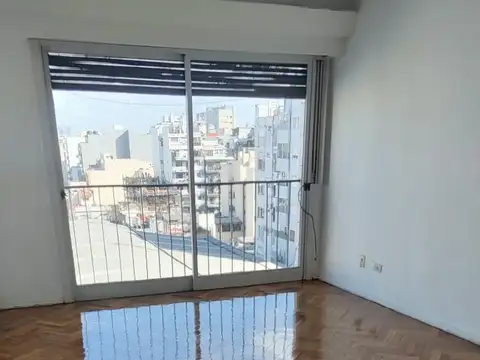 Hermoso 2 ambientes al C/fte con balcón, todo sol .