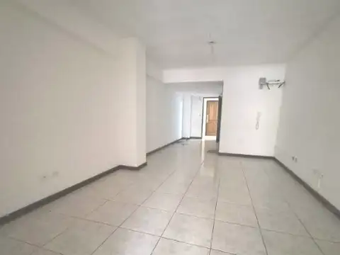 ALQUILER  DE OFICINA - ORIENTADA AL FRENTE, CON PRIVADO, COCINA Y BAÑO - LA PERLA