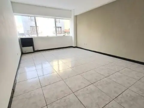 ALQUILER  DE OFICINA - ORIENTADA AL FRENTE, CON PRIVADO, COCINA Y BAÑO - LA PERLA