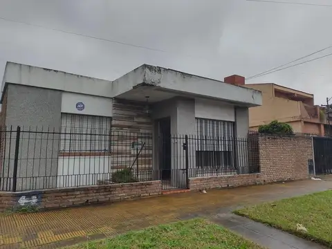 CASA AMERICANA CON 2 DORMITORIOS Y COCHERA