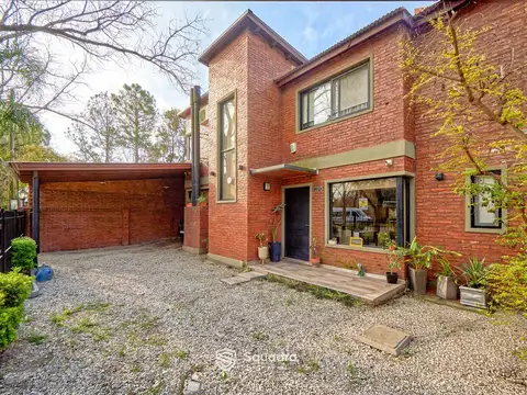 VENTA | PERMUTA - Casa de dos dormitorios, galería, jardín y piscina - Funes.