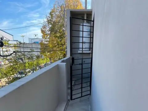 Departamento 2 ambientes con patio-balcón