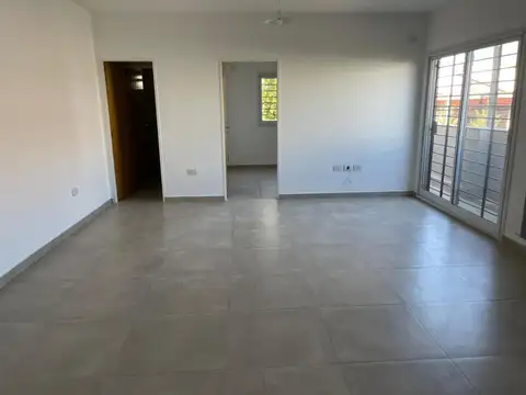 Departamento 2 ambientes con patio-balcón