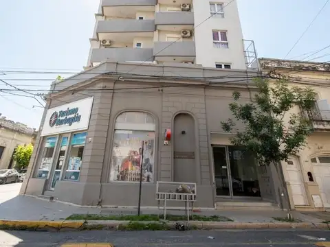 Cochera a la venta en Urquiza esquina La Rioja