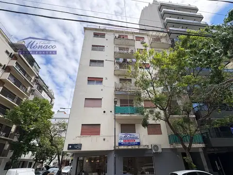 Excelente 2 amb. y medio al fte. con balcón.