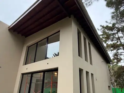 Casa de categoría en venta de 3 ambientes . DUEÑO DIRECTO .En obra . Costa Del Este