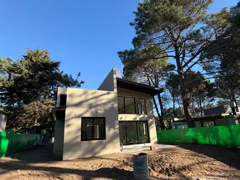 Casa de categoría en venta de 3 ambientes . DUEÑO DIRECTO .En obra . Costa Del Este