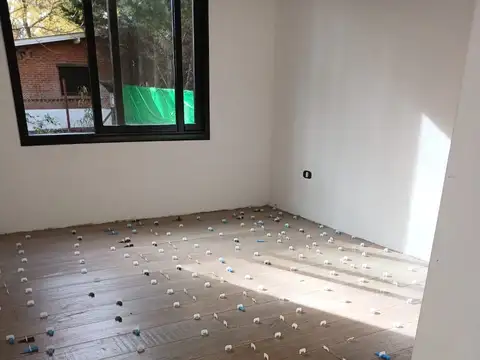 Casa de categoría en venta de 3 ambientes . DUEÑO DIRECTO .En obra . Costa Del Este