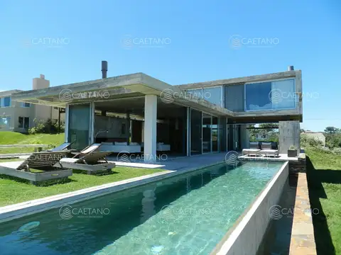 Excelente casa moderna en Tio tom, pegada al mar