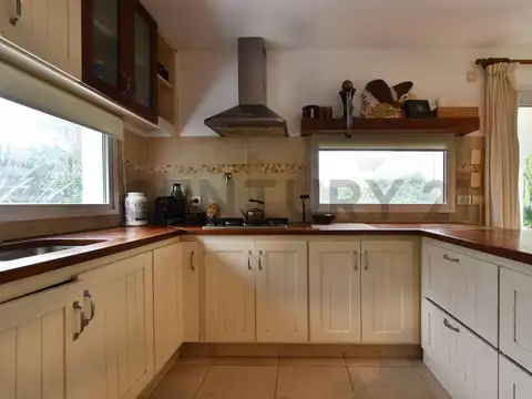 Casa 6 ambientes con 2 baños