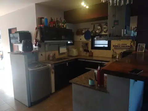 Casa en venta - 3 Dormitorios 3 Baños - Cochera - 345Mts2 - La Plata