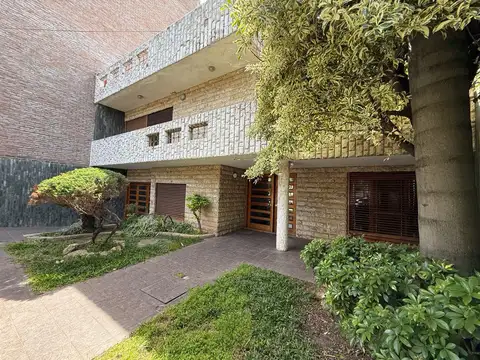 Venta Casa 5 dormitorios, cochera y pileta