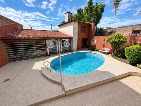 Casa 8 ambientes con 5 baños