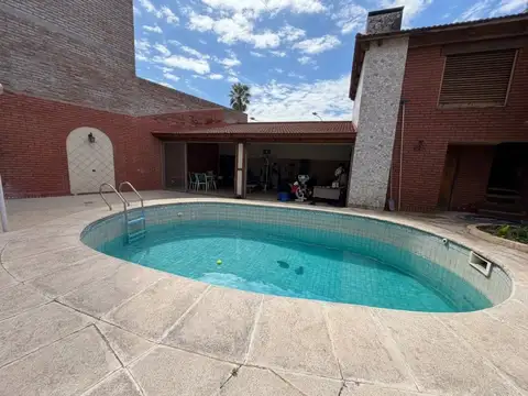 Casa en Venta con 3 cocheras