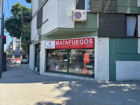 Local Comercial en venta en Coghlan con deposito y doble  frente vidriado , esquina Ibera