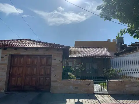 CASA EN LOTE PROPIO C/ PARQUE