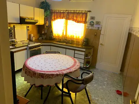 CASA EN LOTE PROPIO C/ PARQUE