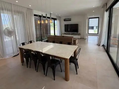 Casa en Venta con 4 cocheras