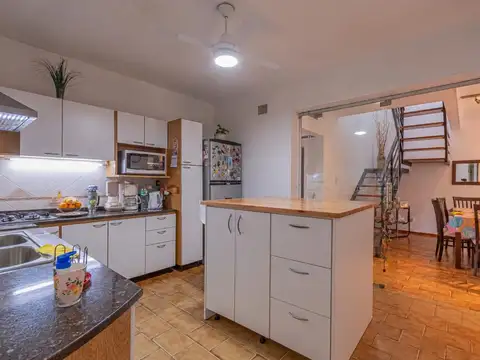 Casa 4 ambientes con 2 baños