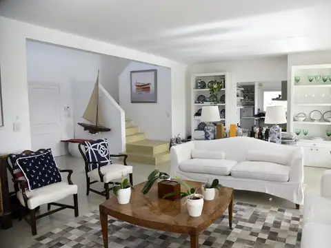 Casa en Venta con 6 cocheras