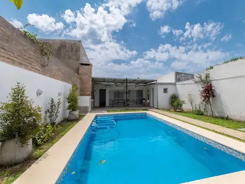 Galpón al frente - Propiedad con piscina al fondo,