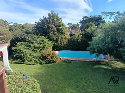 Casa en venta de 4 dormitorios c/ cochera en Jardin Pinares