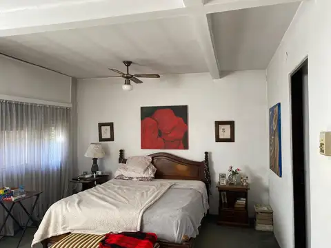 3 lotes. Casa principal con quincho, pileta,vestuarios. Casa de huéspedes con quincho. APTO CREDITO