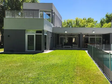 Casa en Venta con 2 cocheras