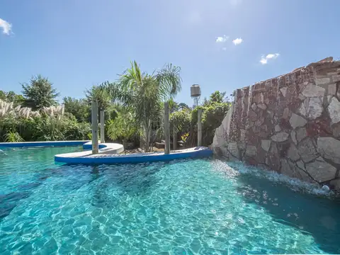 Venta de Casa en El Cazador, tipo Loft con gran parque y pileta, Barrio los pájaros.