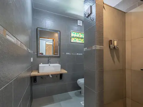 Venta de Casa en El Cazador, tipo Loft con gran parque y pileta, Barrio los pájaros.