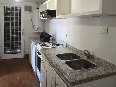 Casa en Alquiler con 2 cocheras