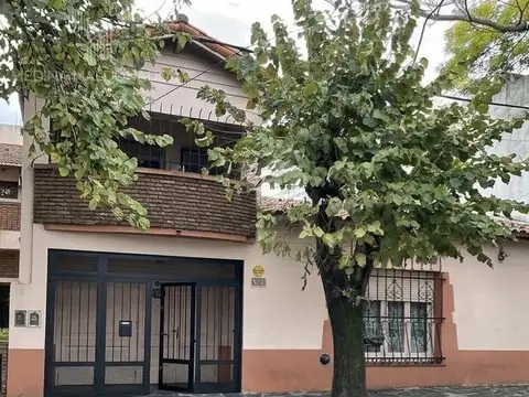 Casa en venta de 5 Ambientes con garage y patio en Quilmes, Oportunidad