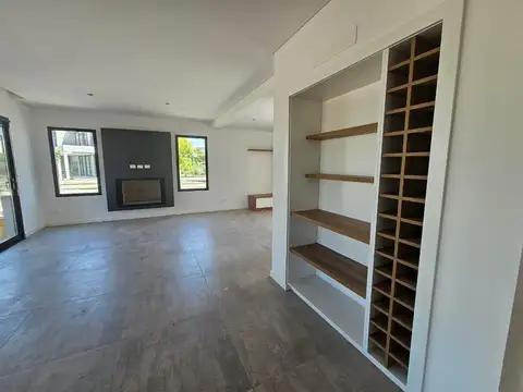 Casa 5 ambientes con 4 baños