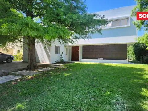 Villa olivos  moderna casa en  venta y alquiler . Lote central