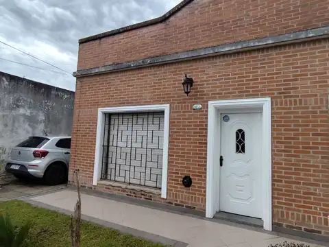 Casa 4 ambientes con cochera y patio Hurlingam