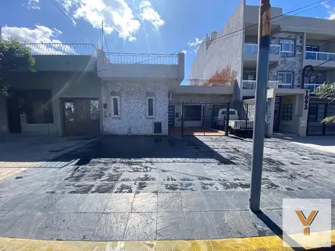 Casa en venta - 1 dormitorio 1 baño - patio y terraza - 208mts2 - Ramos Mejia