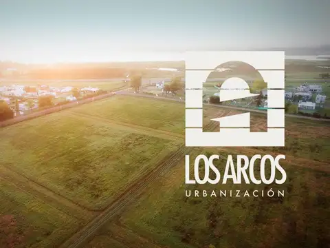 Quincho con galería semicubierta, ubicado en un amplio terreno en esquina.