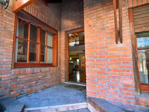 Casa en Alquiler con 2 cocheras