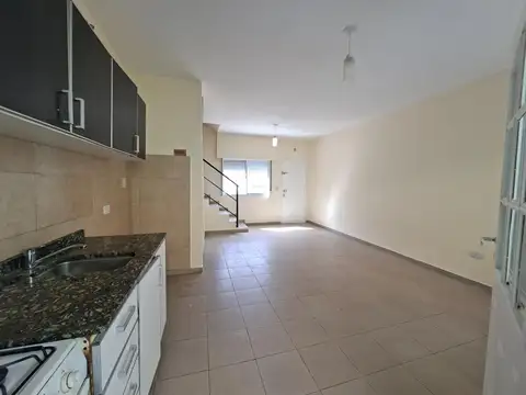 Depto Tipo Casa en Alquiler de 3 ambientes