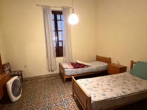 Casa 10 ambientes con 2 baños