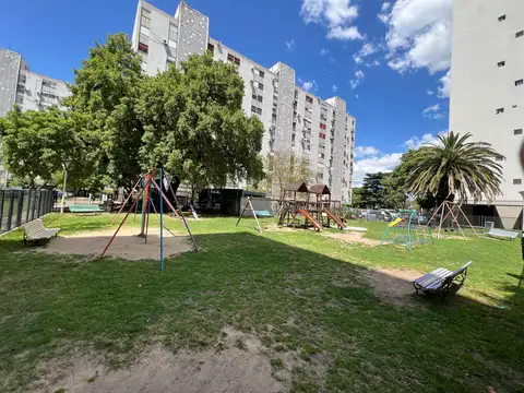 Parque Norte: Depto 3 Ambientes Pintado. Cochera en Complejo con Jardín y Vigilancia. Muy Luminoso