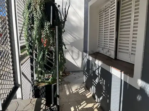 Carlos Gardel 2400, Piso 0