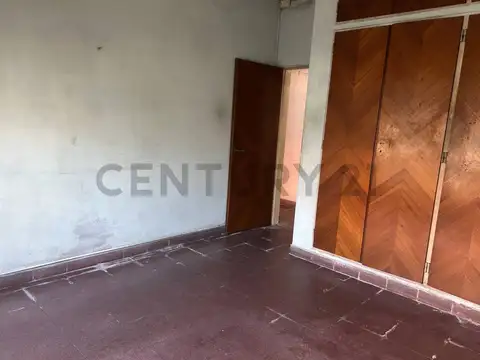 Se vende casa a refaccionar con gran potencial en Lanús Este.
